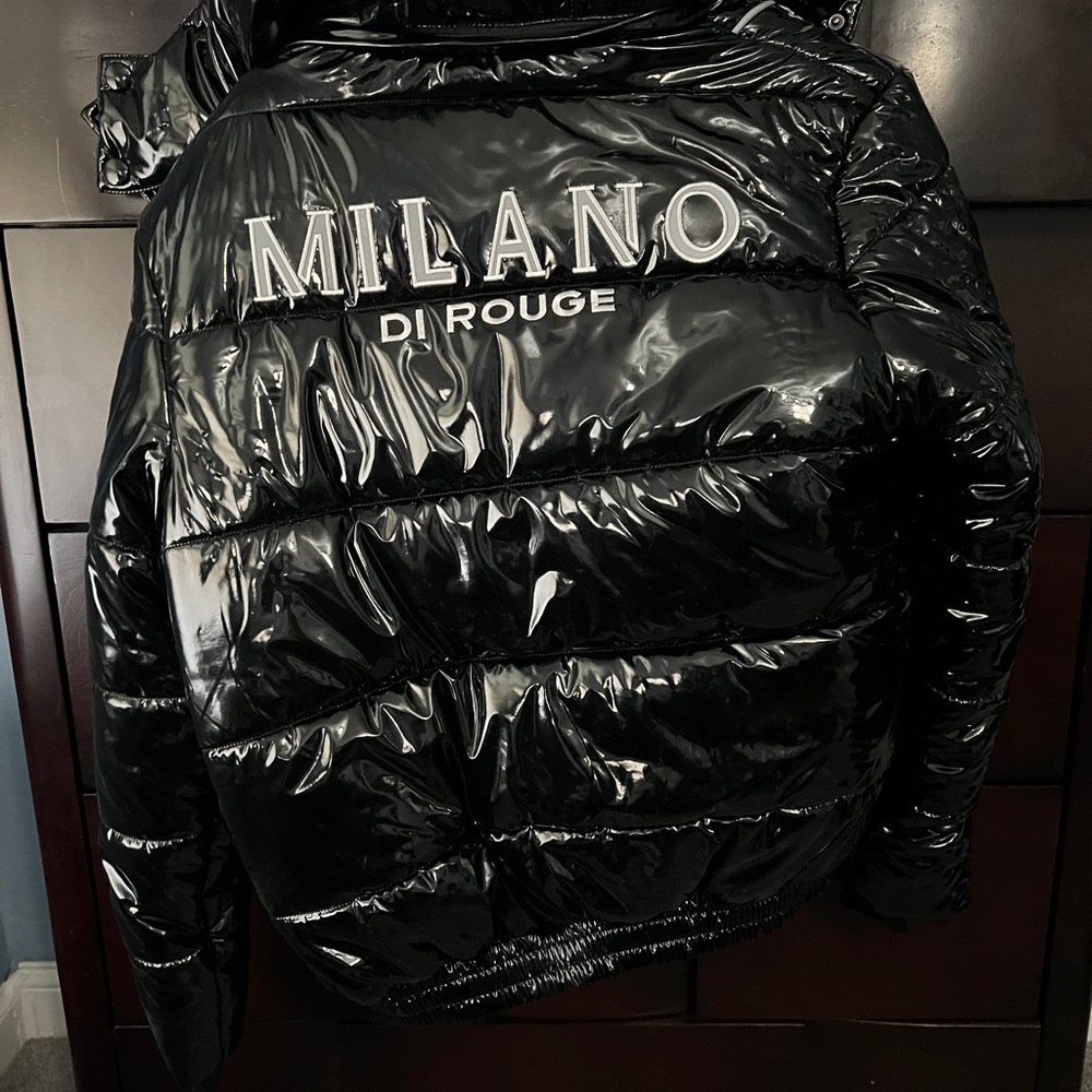 Hello ladies selling a brand new puffer coat never worn too big for me.